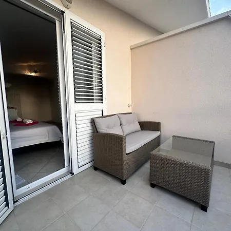 Tony * Μακάρσκα