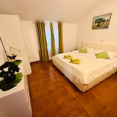 Tony * Μακάρσκα